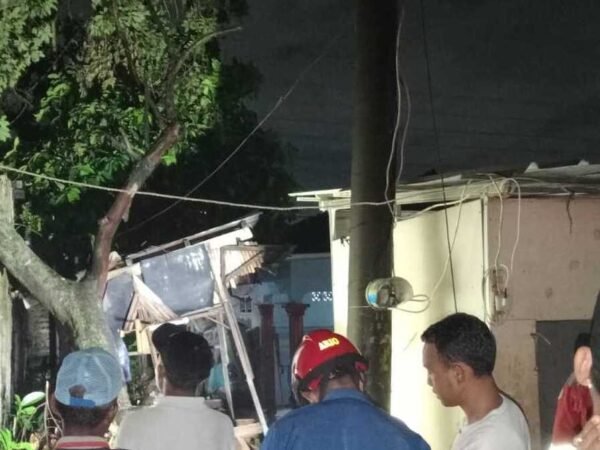Diterjang Angin Kencang, Rumah Warga Pancoran Mas Depok Rata Dahan Pohon