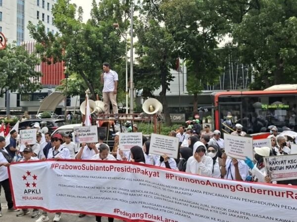 Asosiasi PKL Demo Tolak Raperda Kawasan Tanpa Rokok di DPRD DKI