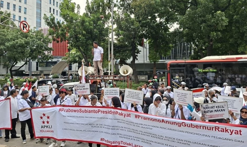 Asosiasi PKL Demo Tolak Raperda Kawasan Tanpa Rokok di DPRD DKI