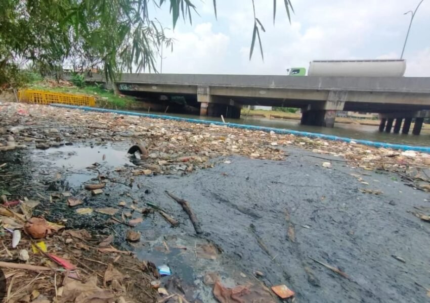 Depok Darurat Sampah: Sungai Tersumbat, KLH Turun Tangan karena Pemkot Diam