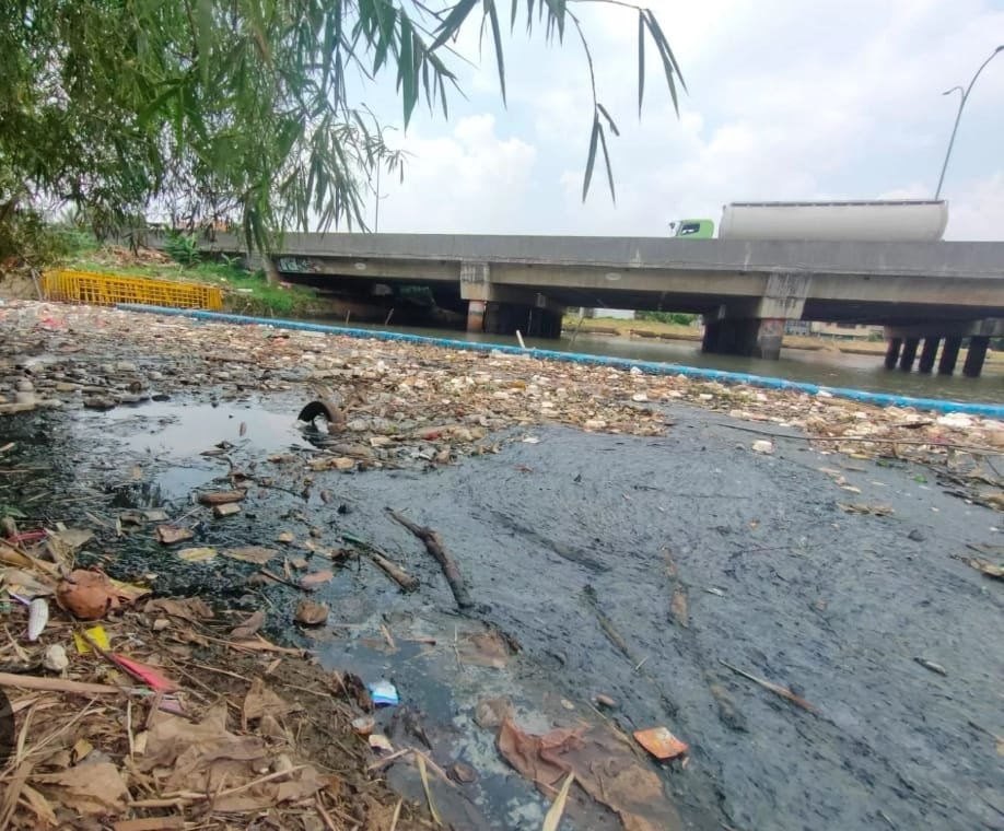 Depok Darurat Sampah: Sungai Tersumbat, KLH Turun Tangan karena Pemkot Diam