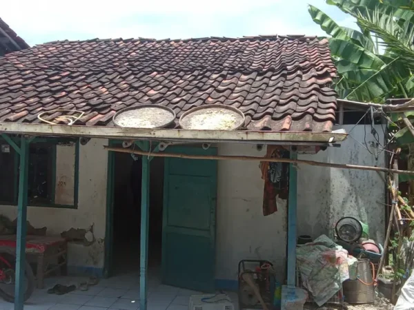 Rumah Reyot di Brebes Tak Pernah Disentuh Bantuan, Takwadi Hanya Bisa Pasrah