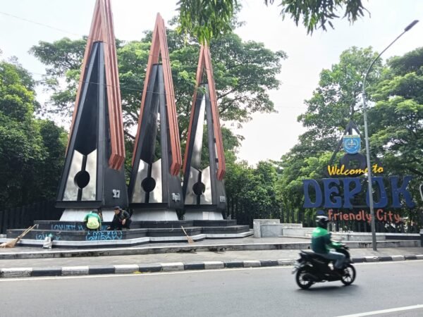 Tugu ‘Welcome to Depok’ Bau Pesing dan Gelap Gulita, Simbol Kota yang Tak Disambut