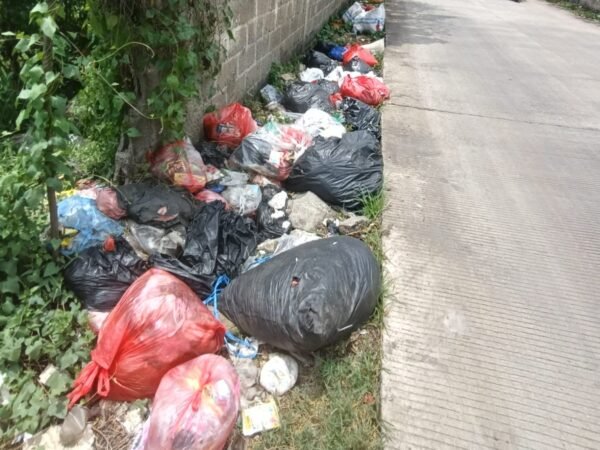 Sampah Menumpuk di Dekat Kantor Kelurahan Sukamaju Baru, Siapa yang Harus Malu?