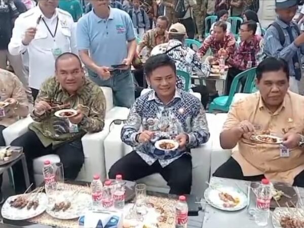 Keseruan “Festival Sate Tegal 2025”, Belasan Ribu Tusuk Sate Kambing Ludes Disantap Warga