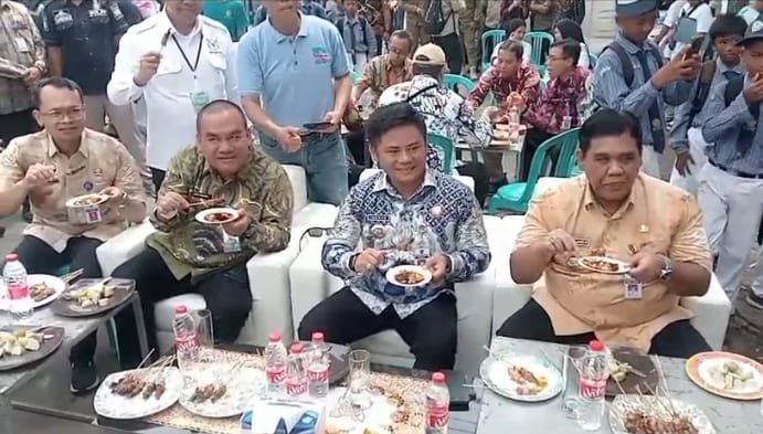 Keseruan “Festival Sate Tegal 2025”, Belasan Ribu Tusuk Sate Kambing Ludes Disantap Warga