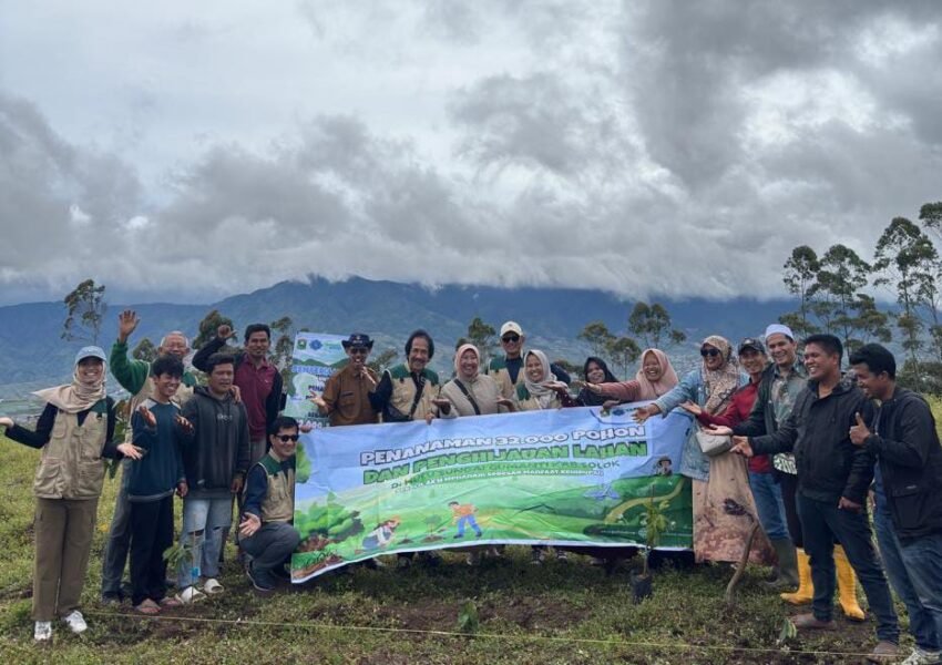 Gerakan Hijau: “Akar Pohon” Tanam 32.000 Pohon di Lembah Gumanti dan Danau Kembar