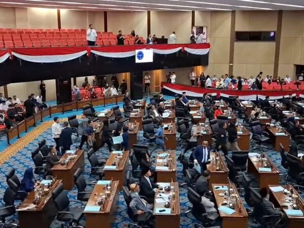 Rapat Paripurna DPRD DKI Ricuh, Sejumlah Anggota Walk Out Tolak Persetujuan Raperda APBD 2026