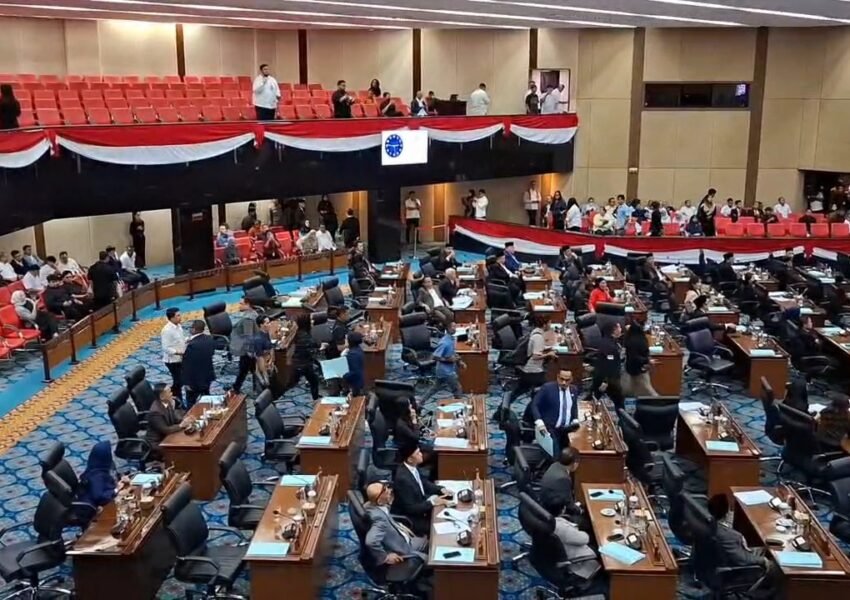Rapat Paripurna DPRD DKI Ricuh, Sejumlah Anggota Walk Out Tolak Persetujuan Raperda APBD 2026