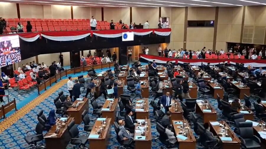 Rapat Paripurna DPRD DKI Ricuh, Sejumlah Anggota Walk Out Tolak Persetujuan Raperda APBD 2026
