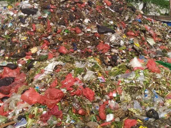 Timbunan Sampah Menggunung di Pasar Kemiri Muka Depok Capai 5 Meter
