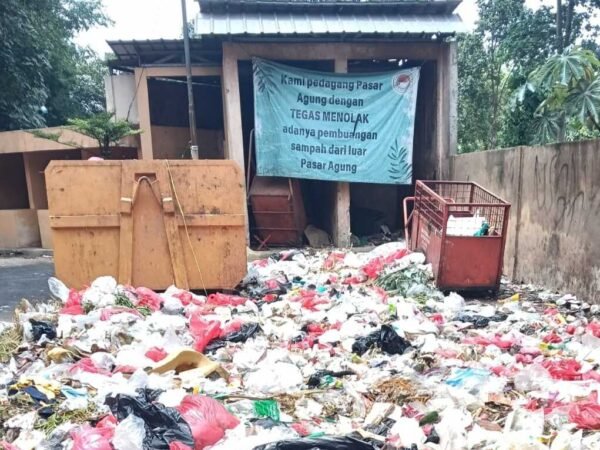 Tumpukan Sampah Menutupi Jalan di Pasar Agung Depok, Pedagang Protes DLHK