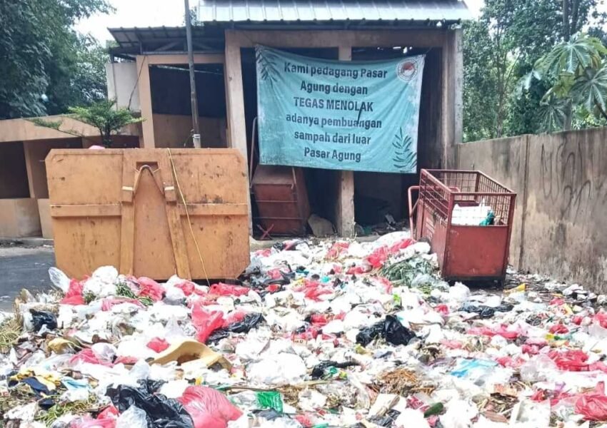 Tumpukan Sampah Menutupi Jalan di Pasar Agung Depok, Pedagang Protes DLHK