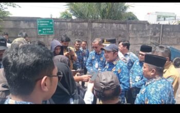 Kepala UPT Kuliahi Wakil Wali Kota Depok Saat Sidak TPS Pasar Kemiri Muka